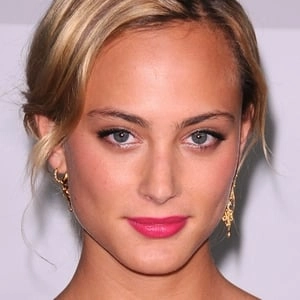 Assistir Nora Arnezeder online grátis no Superfilmes